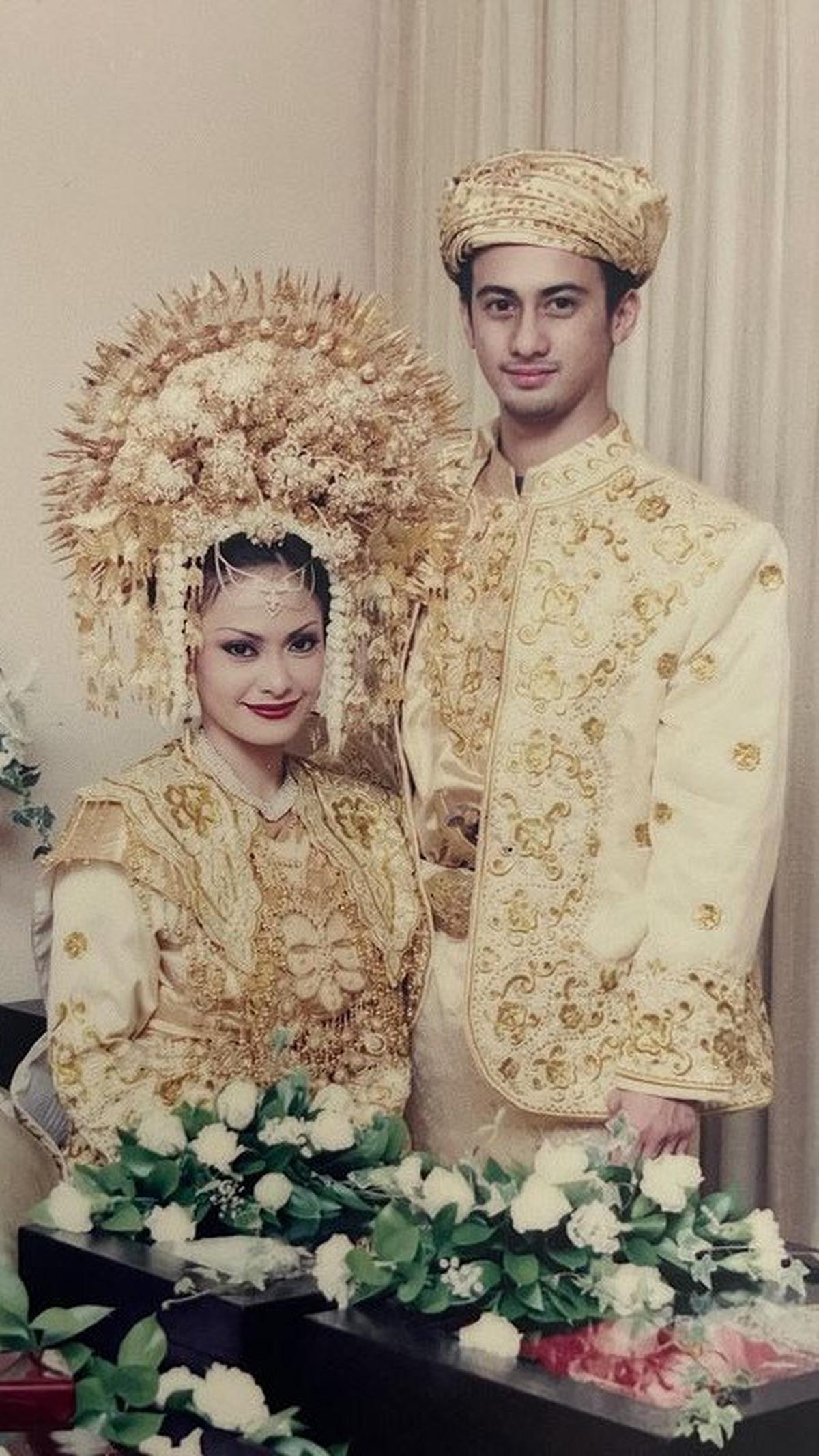 Aura bahagia pengantin baru begitu terpancar di wajah Ersa dan Otto sesaat setelah resmi jadi suami istri. Keduanya masuk ke kamar pengantin untuk mengambil momen formal.