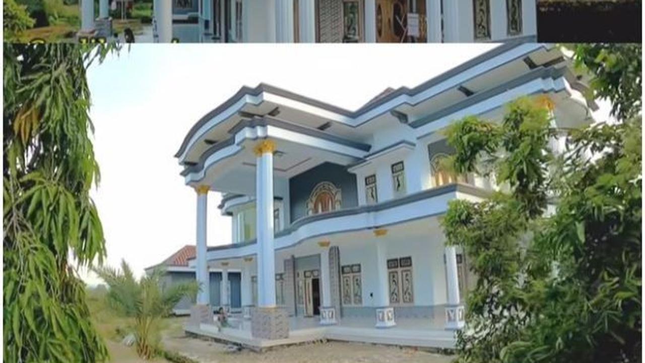 Meski demikian, ada hasil manis yang kini dituainya. Di kampung halamannya, berdiri bangunan megah berlantai dua.
