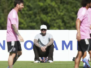 Co-Owner Inter Miami sekaligus mantan pesepak bola, David Beckham melihat langsung latihan dari Lione Messi (kiri) dan timnya menjelang pertandingan pembuka Piala Dunia Antarklub 2025 melawan Al Ahly di Florida Blue Training Center, Florida, Amerika Serikat, Jumat (13/06/2025) waktu setempat. (AP Photo/Lynne Sladky)