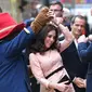 Berikut cantiknya Kate Middleton dalam balutan baju hamil bernuansa pink saat berdansa dengan maskot Paddington. (Chris J Ratcliffe/AFP)