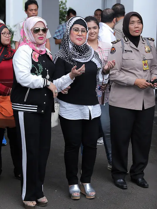 Usai menjalani pemeriksaan Elvy Sukaesih mengaku tak bisa ketemu dengan putrinya, Dhawiya lantaran jam besuk yang sudah habis.  "Kebetulan tadi udah habis jam besuknya jadi saya belum ketemu (Dhawiya)," kata Elvy. (Deki Prayoga/Bintang.com)