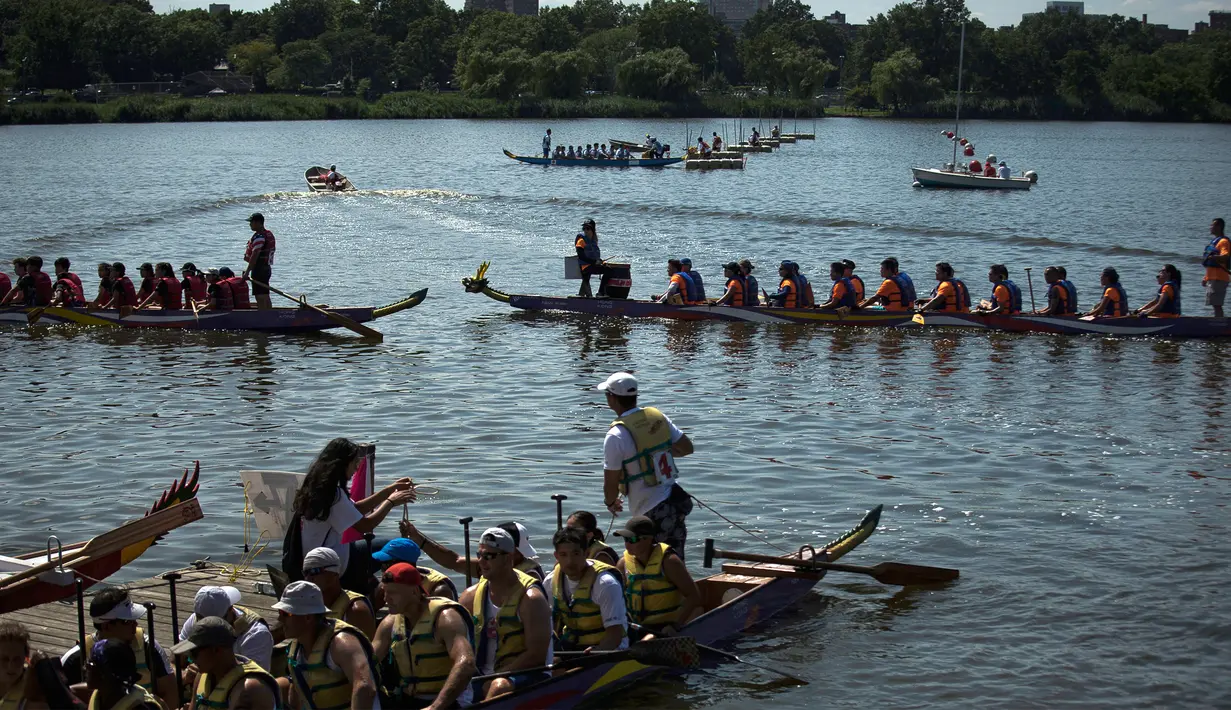 Para peserta bersiap memulai balapan pada Festival Perahu Naga Hong Kong yang digelar di Queens, New York, Minggu (13/8). Lebih dari 120 tim asal Amerika Utara berpartisipasi dalam perlombaan tersebut. (AP/Andres Kudacki)