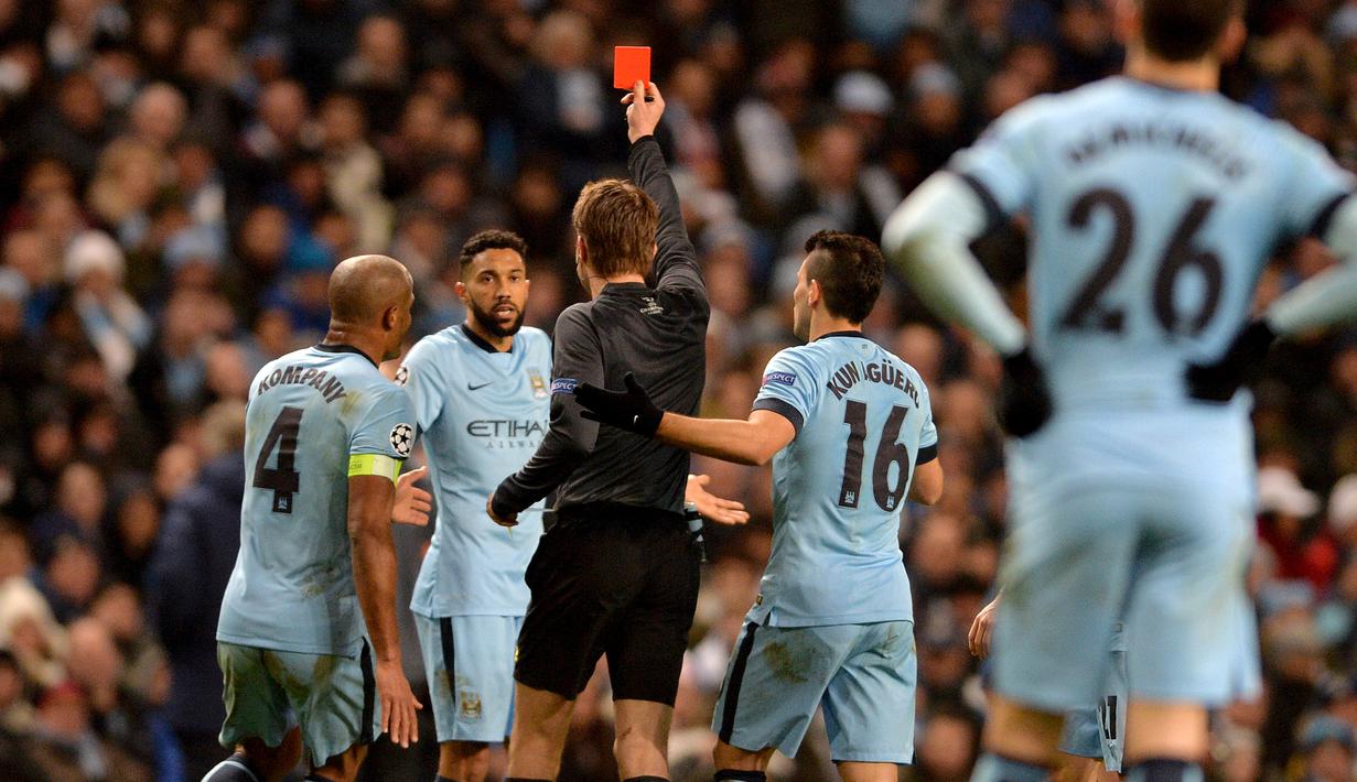 Wasit Felix Brych, memberikan kartu merah kepada pemain Manchester City, Gael Clichyi, saat pertandingan antara Manchester City melawan Barcelona pada laga liga Champion di Stadion Etihad, (24/02/2015). (EPA/Peter Powell)