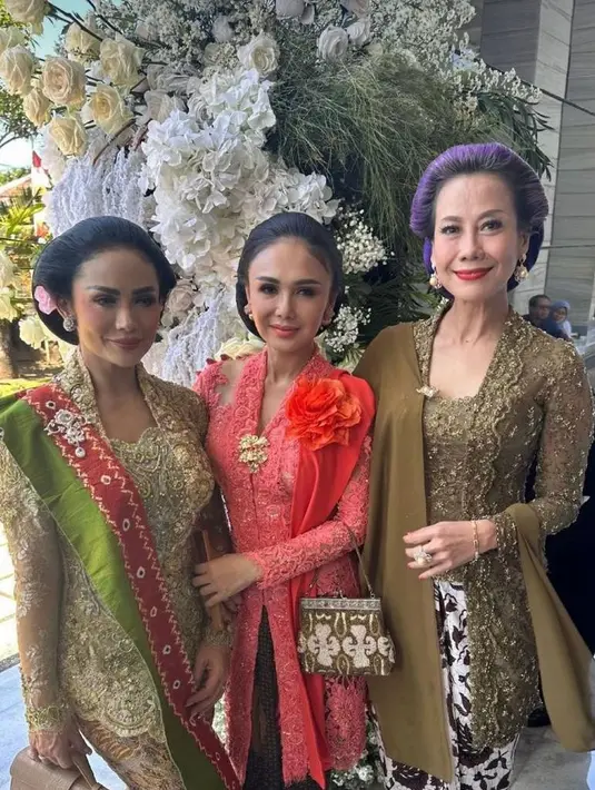 Terlihat pula Rosiana Silalahi yang mengenakan kebaya kutubaru brokat warna hijau lime yang dipadukan selendang warna senada.  [@krisdayantilemos].