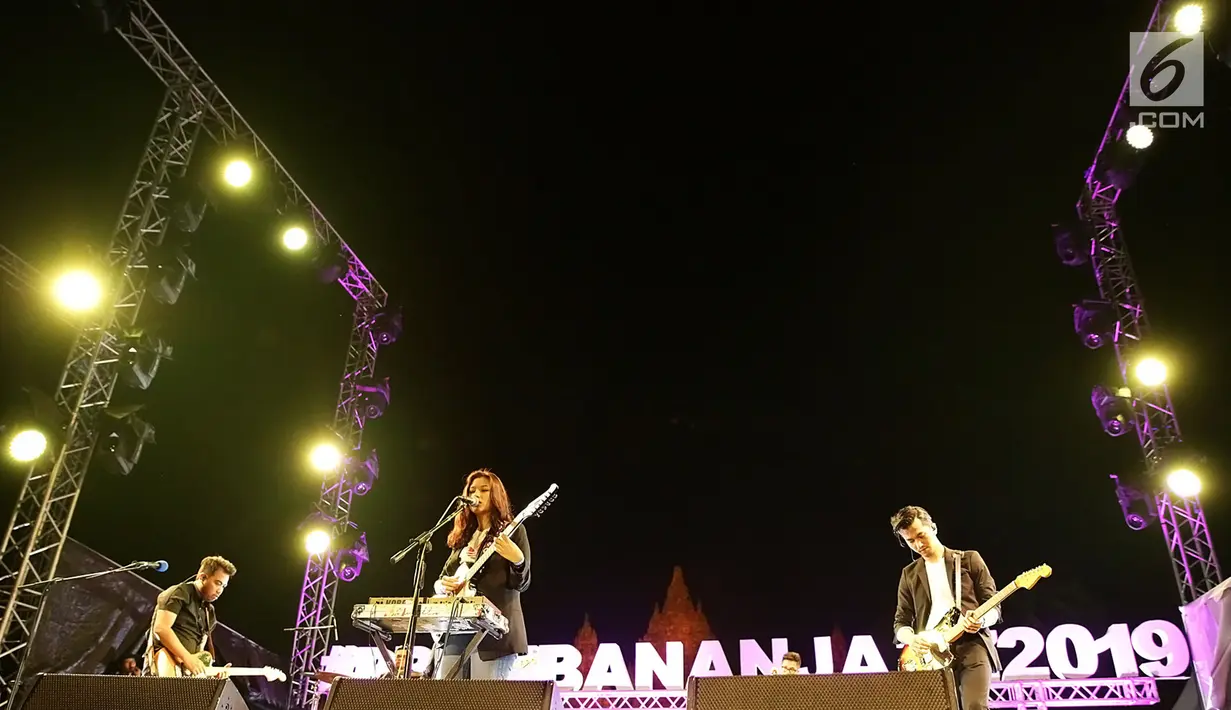 Danilla Riyadi di atas panggung Prambanan Jazz Festival 2019 di Kompleks Candi Prambanan, Yogyakarta, Jumat (5/7/2019). Selain Danilla, hari pertama Prambanan Jazz 2019 juga menampilkan musisi muda lain seperti Sisitipsi, GAC, Calvin Jeremy, Ardhito Pramono dan Galabby. (Fimela.com/Bambang E. Ros)
