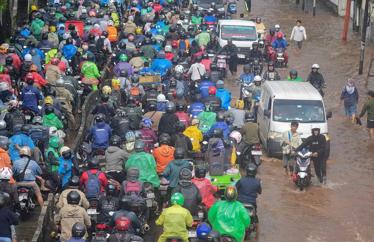 FOTO: Ratusan Pemotor Antre Menembus Banjir di Jalan Daan Mogot Jakbar