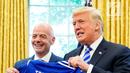 Presiden AS Donald Trump berpose dnegan jersey yang diberikan presiden FIFA, Gianni Infantino selama pertemuan di Oval Office Gedung Putih, Selasa (28/8). Presiden FIFA bertemu Trump untuk membahas kesiapan Piala Dunia 2026. (AFP/Mandel Ngan)