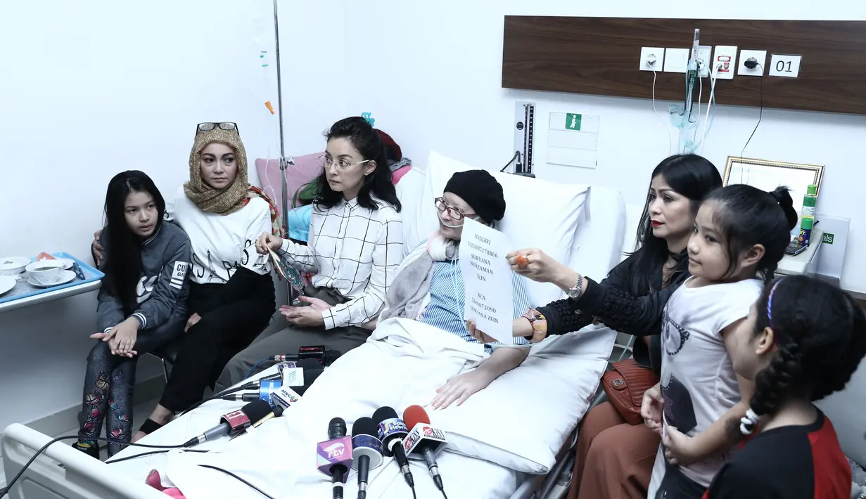 Beruntung sahabat dan keluarganya, terus memberikan dukugan pada Yana Zein. Sahabat yang tak henti-hentinya terus merayu pada Yana hingga akhirnya mau menjalani kemoterapi, demi kesembuhan penyakitnya. (Galih W. Satria/Bintang.com)