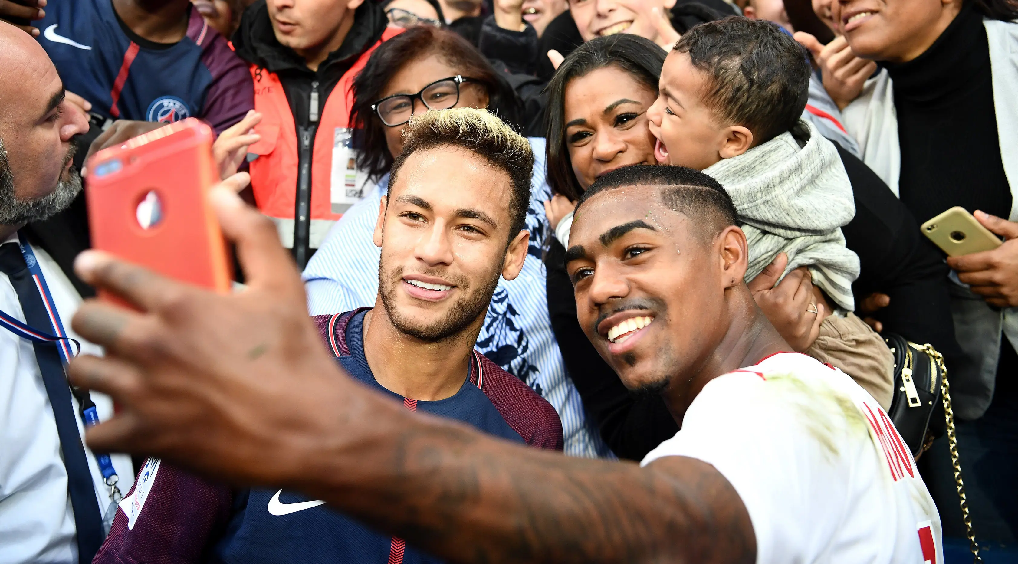 Penyerang PSG, Neymar berfoto bersama dengan pemain Bordeaux, Malcom usai pertandingan Ligue 1 di stadion Parc des Princes di Paris (30/9). Kedua pemain asal Brasil ini terlihat akrab usai pertandingan.  (AFP Photo/Franck Fife)