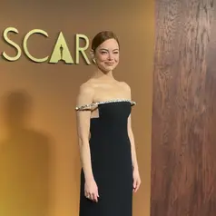 Emma Stone tampil anggun effortless dengan gaun off shoulder hitam dengan outline berlian yang anggun [@theacademy]