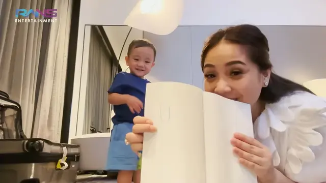 Nagita Slavina menikmati waktu bersama Rafathar dan Rayyanza di Singapura. (Foto: YouTube Rans Entertainment)