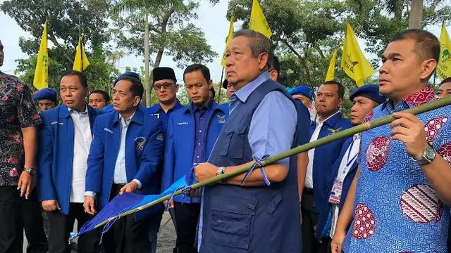 Ketua Partai Demokrat SBY ketika melihat bendera dan baliho yang dirusak di Pekanbaru.