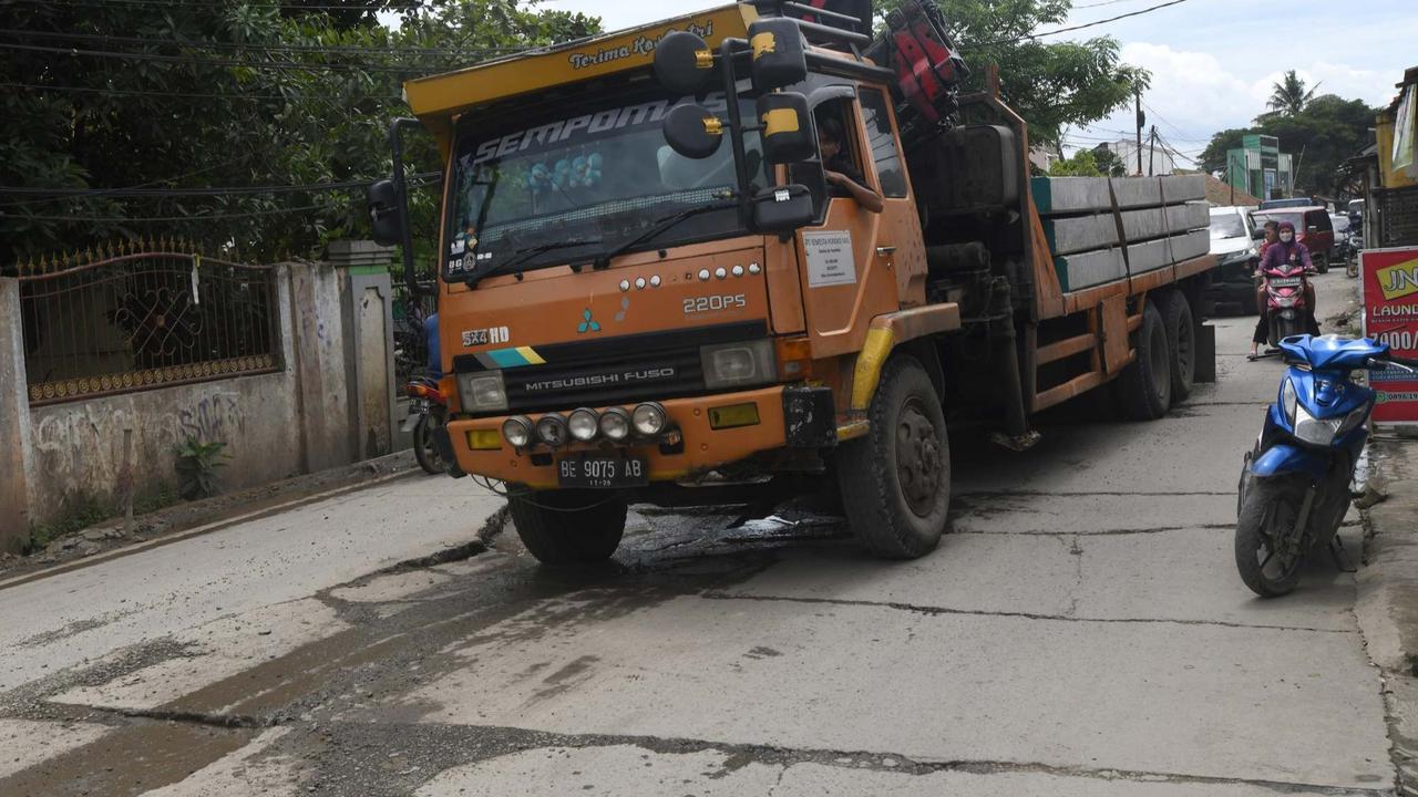 Kondisi Jalan Raya Tanjung Pasir Tangerang Rusak Parah Akibat Dilewati Truk-Truk Besar