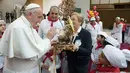 Paus Fransiskus memberkati sebuah patung saat merayakan ulang tahunnya bersama anak-anak di Vatikan, Minggu (17/12). Paus Fransiskus merayakan ulang tahunnya yang ke 81. (L'Osservatore Romano/Pool via AP)