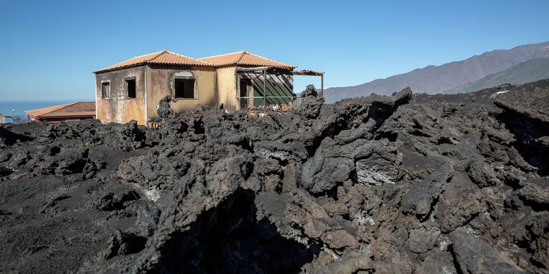 Penduduk Pulau Spanyol Kembali ke Rumah Berjuang dengan Abu Gunung Cumbre Vieja