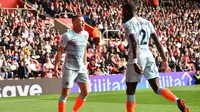 Gelandang Chelsea Ross Barkley (kiri) rayakan gol ke gawang Southampton pada laga Liga Inggris di St Mary's Stadium, Minggu (7/10/2018). (AFP/Glyn Kirk)