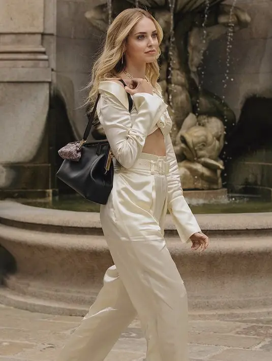 Tersedia dalam dua ukuran yang didesain agar sesuai dalam kebutuhan sehari-hari dan ukuran kecil. Masing-masing dilengkapi dengan tali bahu yang dapat dilepas dan disesuaikan (Foto: Fendi)