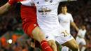Gelandang Swansea, Jefferson Montero (kanan) berusaha melewati gelandang Liverpool, Jordan Henderson  pada lanjutan liga inggris di Stadion Anfield, Inggris (29/11). Liverpool menang atas Swansea dengan skor 1-0. (Reuters/Carl Recine)
