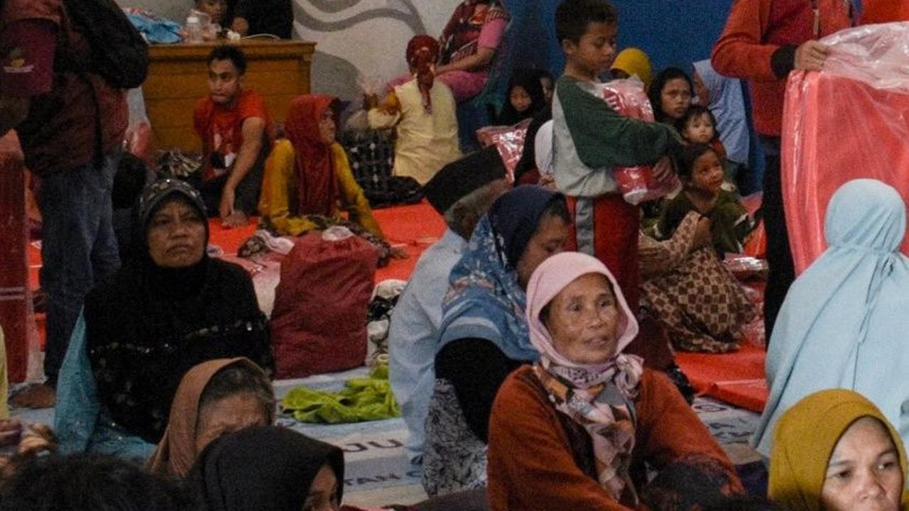 Menurut BPBD dampak banjir bandang dan longsor ini diduga akibat luapan Sungai Ciawi. Foto: TIMUR MATAHARI / AFP<br>