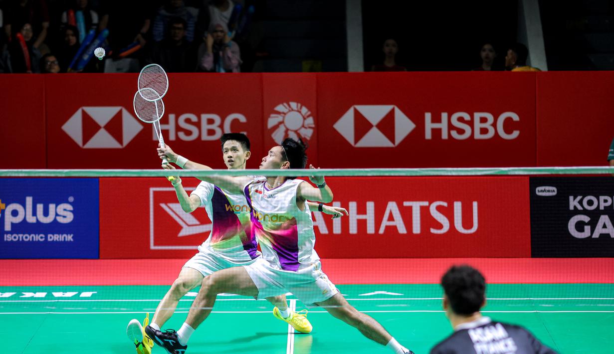 Pertarungan berjalan ketat hingga poin-poin krusial, sebelum akhirnya pasangan Indonesia berhasil mengamankan gim pembuka dengan skor tipis 22-20. Tampak dalam foto, pasangan ganda putra Indonesia Raymond Indra/Nikolaus Joaquin saat bertanding melawan wakil Prancis, Eloi Adam/Leo Rossi di Istora Gelora Bung Karno (GBK), Senayan, Jakarta, Selasa (20/1/2026). (Bola.com/Bagaskara Lazuardi)