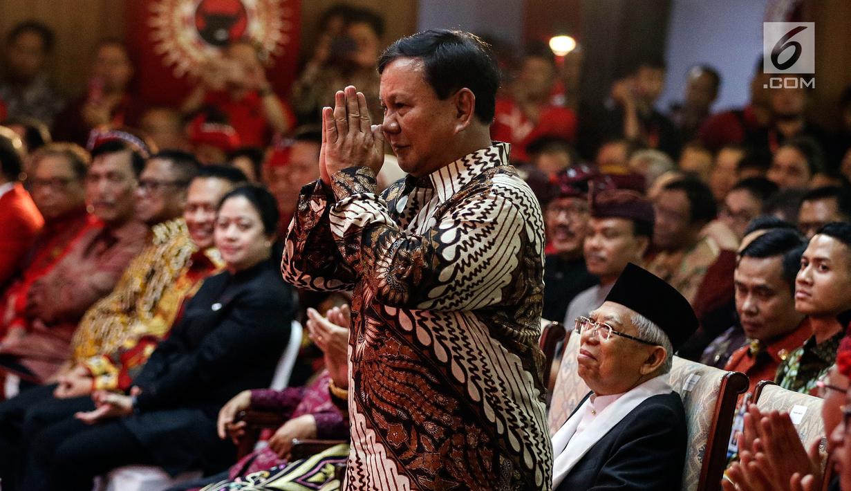 Ketua Umum Partai Gerindra Prabowo Subianto memberikan gestur hormat saat menghadiri Kongres V PDIP di Bali, Kamis (8/8/2019). Selain Prabowo dan Ma'ruf, Kongres PDIP juga dihadiri Presiden Joko Widodo, Wapres Jusuf Kalla, Ketum PDIP Megawati. (Liputan6.com/JohanTallo)
