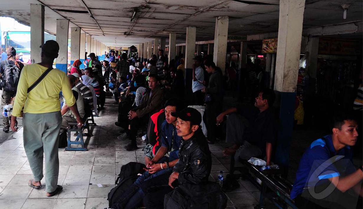Menurut Kepala Terminal, sedikitnya jumlah pemudik lantaran keterlambatan bus karena pengaruh amblasnya jembatan Comal, Jakarta, Senin (21/07/2014) (Liputan6.com/Faizal Fanani)