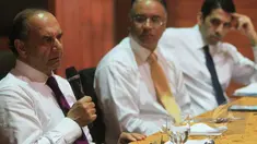 Ceo Ethan Allen Furniture, Farooq Kathwari (kiri) saat menjadi pembicara diskusi perkembangan Islam di Indonesia dan AS, Jakarta, Kamis (30/4/2015). Indonesia berpotensi menjadi contoh wajah Islam yang toleran di dunia.(Liputan6.com/Johan Tallo)