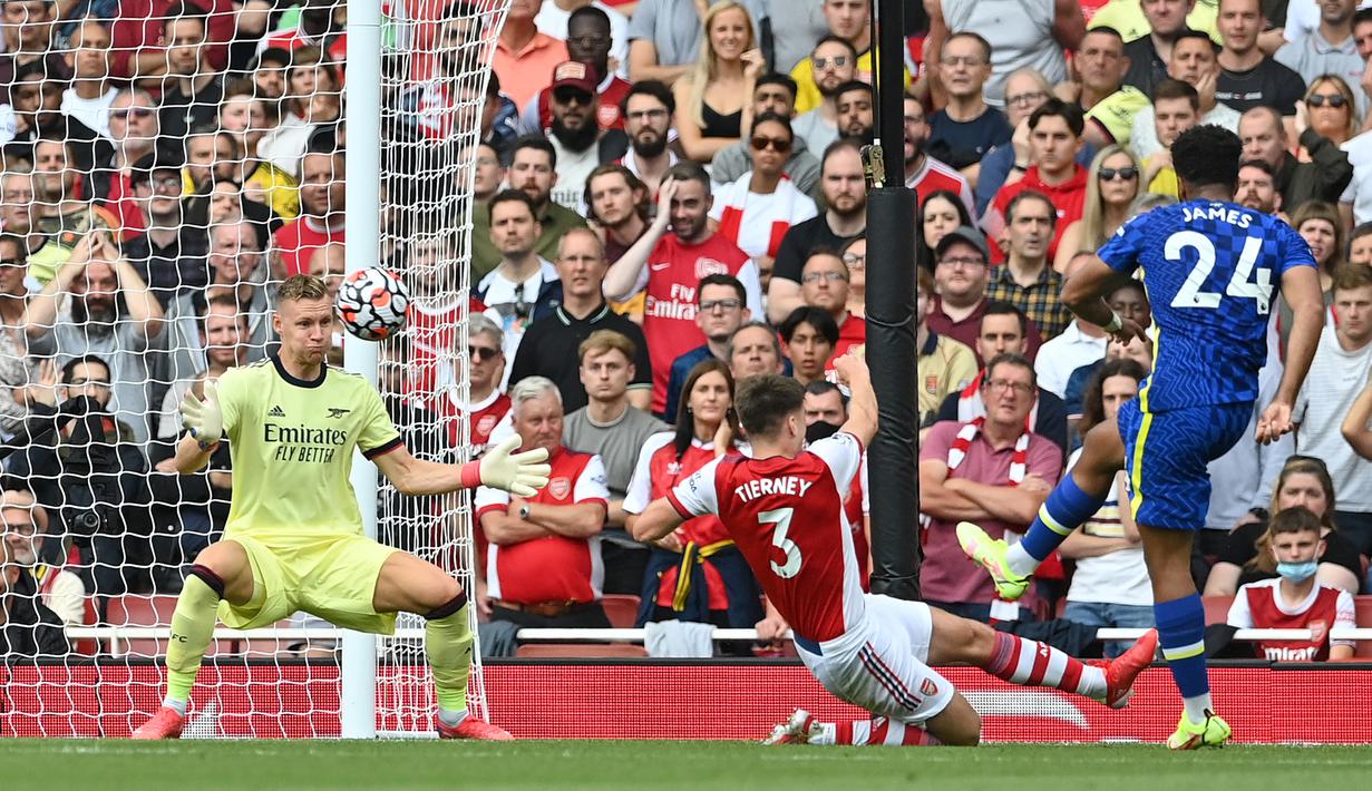 Pada menit ke-35 Chelsea menggandakan keunggulan menjadi 2-0. Usai menerima umpan dari Mason Mount, Reece James melepaskan tendangan keras dari dalam kotak penalti yang gagal dibendung Bernd Leno. (Foto: AFP/Justin Tallis)