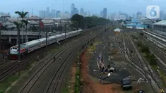 Pekerja menyelesaikan pengerjaan rangkaian rel di Depo Cipinang, Jakarta, Sabtu (16/11/2019). Proyek pembangunan Double-Double Track yang rampung pada awal 2019 masih dalam perbaikan di lajur Depo Cipinang. (merdeka.com/Imam Buhori)