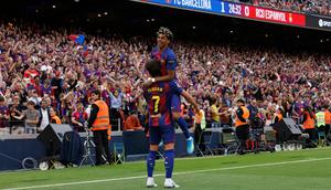 Pemain Barcelona Ferran Torres (kiri) merayakan gol yang dicetaknya bersama Lamine Yamal pada laga La Liga/Liga Spanyol antara Barcelona vs Espanyol di Barcelona, Spanyol, Sabtu, 11 April 2026. (AP Photo/Joan Monfort)