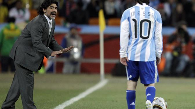 Diego Maradona saat memberikan instruksi kepada pemain Argentina Lionel Messi selama pertandingan sepak bola babak 16 besar Piala Dunia antara Argentina dan Meksiko di Soccer City di Johannesburg, Afrika Selatan. Maradona meninggal karena serangan jantung