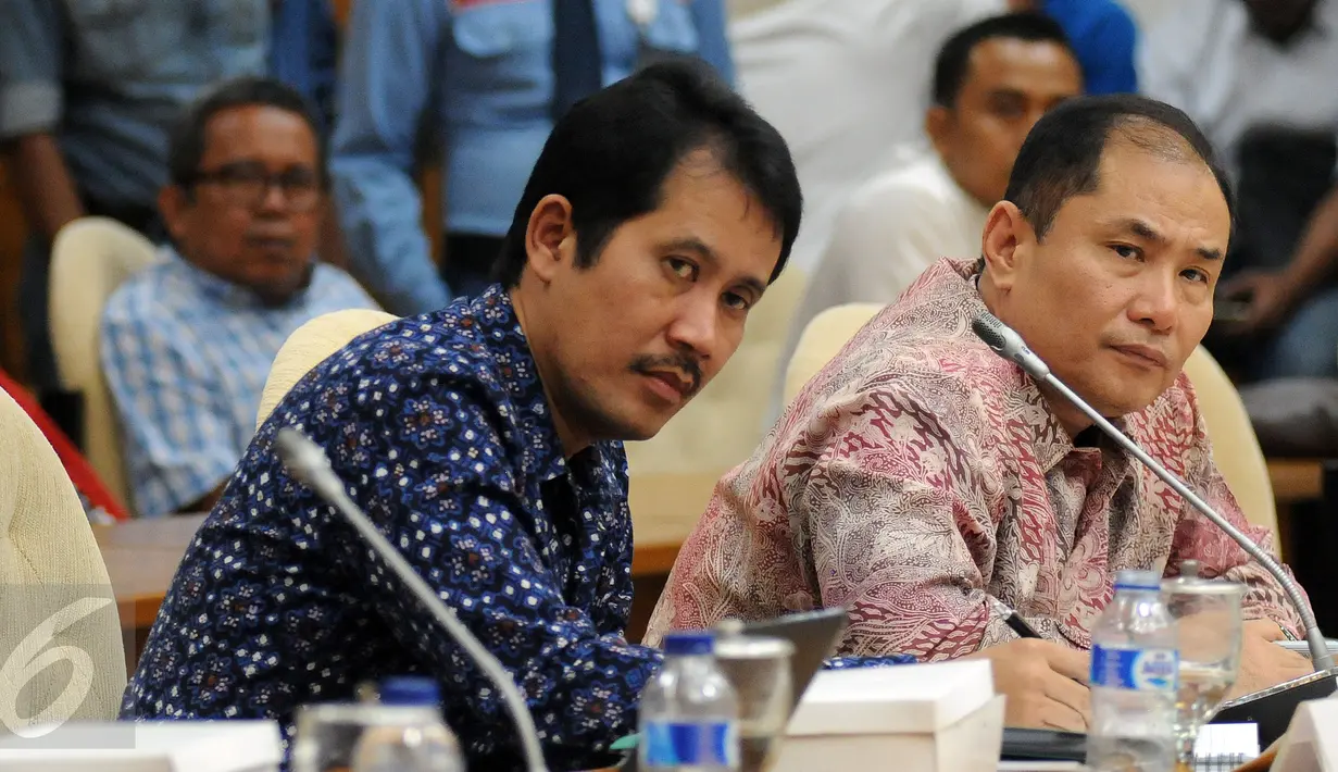 Dirut JICT, Dani Rusli (kiri) bersama Wakil Dirut JICT, Riza Erivan mendengarkan pertanyaan pada sidang pansus angket Pelindo II di Gedung DPR Jakarta, Rabu (25/11/2015). Sidang meminta keterangan dari tiga pejabat JICT. (Liputan6.com/Helmi Fithriansyah)