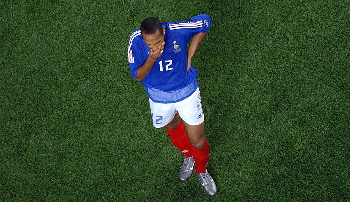 Pada tahun 2002 Prancis datang sebagai juara Piala Dunia 1998 namun performa Thierry Henry dkk. mengecewakan dengan menempati Peringkat empat grup; satu kali seri, dua kali kalah. (AFP/Roberto Schmidt)