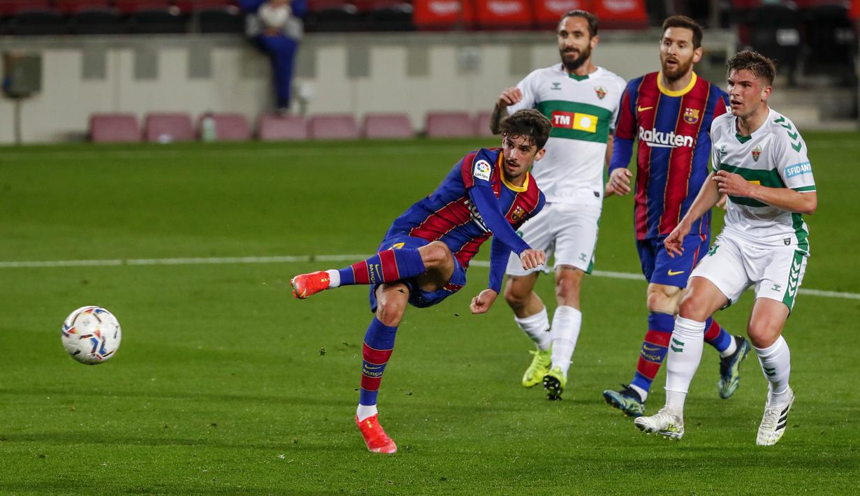 Striker Barcelona, Francisco Trincao (kiri) melepaskan tendangan ke gawang Elche dalam laga lanjutan Liga Spanyol 2020/21 pekan ke-24 di Camp Nou Stadium, Barcelona, Rabu (24/2/2021). Barcelona menang 3-0 atas Elche. (AP/Joan Monfort)