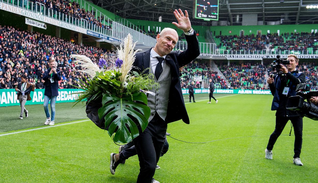 Arjen Robben. Sayap kanan Belanda ini pensiun di FC Groninen di usia 37 tahun pada 15 Juli 2021. Total tampil dalam 712 laga bersama klub maupun timnas, dengan torehan 246 gol dan 220 assist. Ia pernah mencapai nilai jual tertinggi sebesar 40 juta euro bersama Bayern Munchen. (AFP/ANP/Cor Lasker)