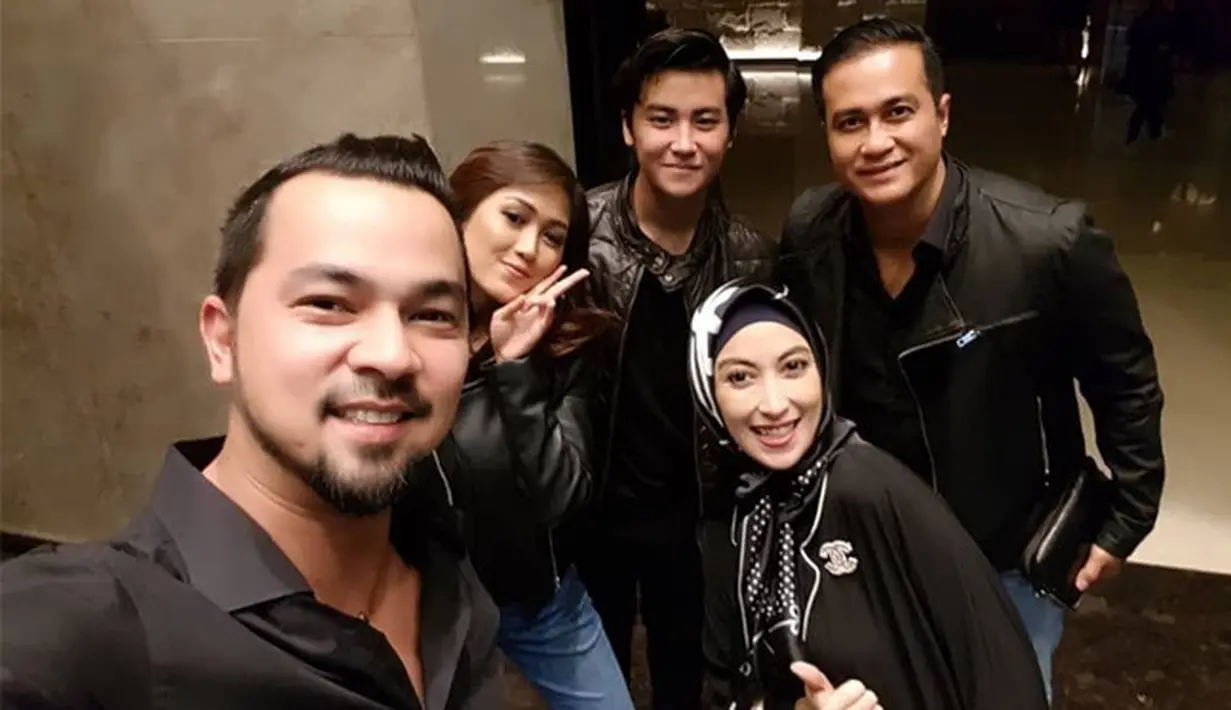 Keluarga Annisa Trihapsari dan Adjie Pangestu. Mantan pasangan suami istri itu kompak bersama saat putra Rafli Pangestu tepat ulang tahun. Beberapa kali mantan pasangan ini terlihat kompak. (Instagram/adjiepangestu)