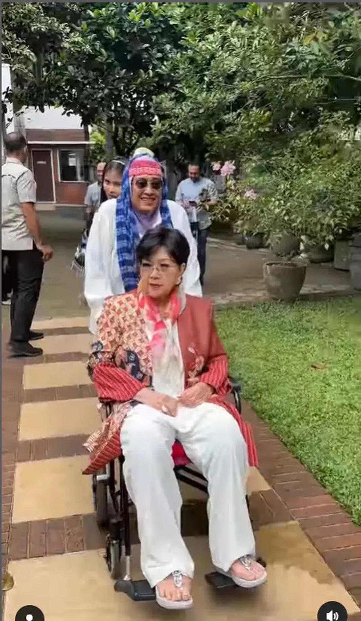 6 Potret Titiek Puspa Penuhi Undangan SBY dan Kumpul Bareng Artis Senior Sebelum Sakit