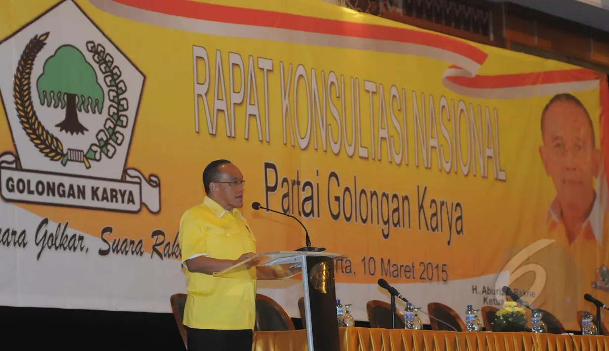 Ketum Partai Golkar versi Munas Bali Aburizal Bakrie berpidato pada rapat konsultasi nasional Golkar di Jakarta, Selasa (10/3). Rapat itu membahas putusan Menkumham yang menerima kepengurusan Golkar versi Agung Laksono. (Liputan6.com/Herman Zakharia)