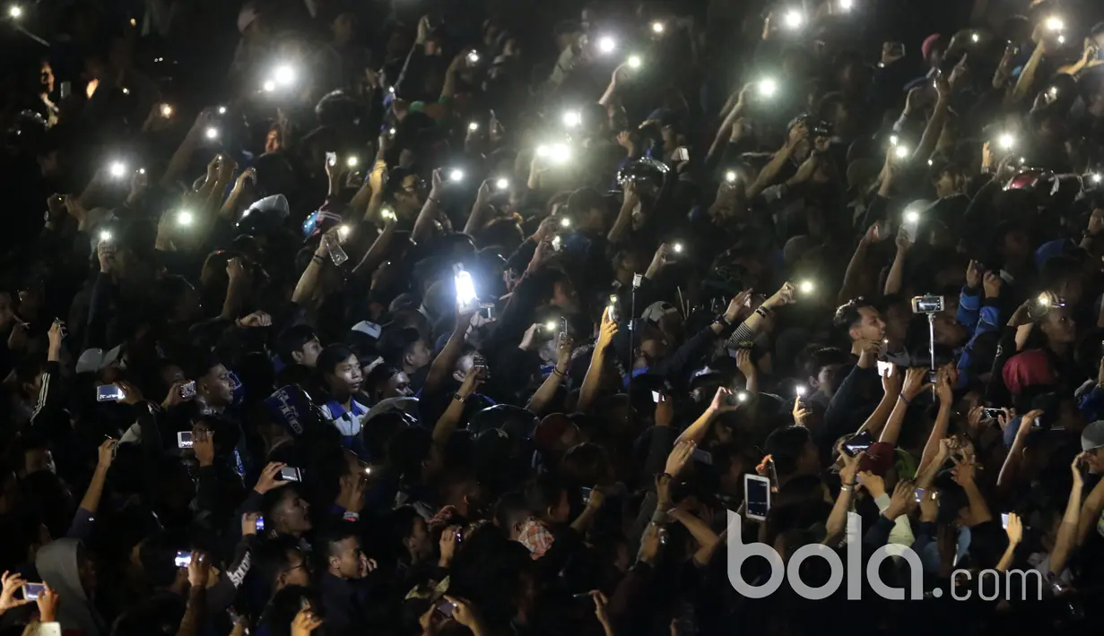 Ribuan Bobotoh mengabadikan momen perkenalan tim Persib Bandung di Stadion Siliwangi, Bandung, Minggu (2/4/2017). Peluncuran tim ini menandai kesiapan Persib menghadapi Liga 1 Indonesia. (Bola.com/Nicklas Hanoatubun)