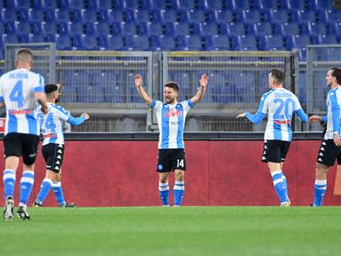 Penyerang Napoli, Dries Mertens (tengah) melakukan selebrasi setelah mencetak gol ke gawang AS Roma pada pertandingan lanjutan Liga Serie A Italia di stadion Olimpiade di Roma, Senin (22/3/2021). Dries Mertens mencetak dua gol dan mengantar Napoli menang atas AS Roma 2-0. (AFP/Alberto Pizzoli)