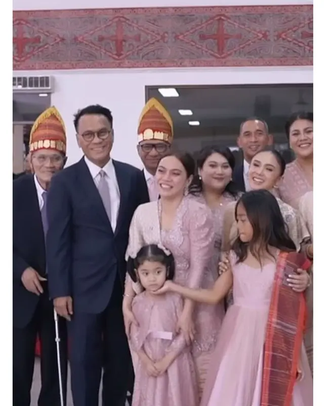 17 tahun cerai tetep akur tak ada drama, 7 momen Yuni Shara dampingi Henry Siahaan di acara keluarga