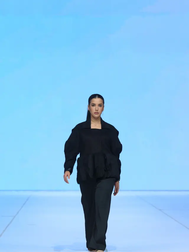 Gaya Slay Duo Mama Aaliyah Massaid dan Tasya Farasya Gebrak Panggung JFW 2026 dengan Busana Serba Hitam