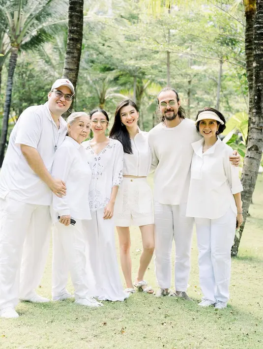 Terlihat ada nenek, ibu, dan saudara-saudara Raline Shah. Akan tetapi, tak terlihat ayahanda Raline di tengah-tengah momen bahagia tersebut. [@ralineshah]