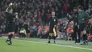 Wasit asal Spanyol Carlos del Cerro Grande (kiri) memberikan kartu kuning ke pelatih Liverpool, Jurgen Klopp pada pertandingan Grup E Liga Champions di stadion Anfield, Inggris (27/11/2019). Liverpool bermain imbang 1-1 atas Napoli. (AP Photo/Jon Super)