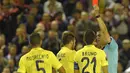 Pemain Villarreal, Victor Ruiz (3 kanan) menerima kartu merah dari wasit pada laga leg kedua semifinal Liga Europa di Stadion Anfield, Liverpool, Jumat (6/5/2016)  dini hari WIB. (AFP/Lluis Gene) 