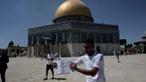 Pesepak bola klub Shejaiya,Gaza Palestina berkesempatan mengunjungi Mesjid Al Aqsa di kota tua Yerusalem, Israel sebelum melawan klub Al-Ahli asal Hebron pada Jumat (14/8/15).