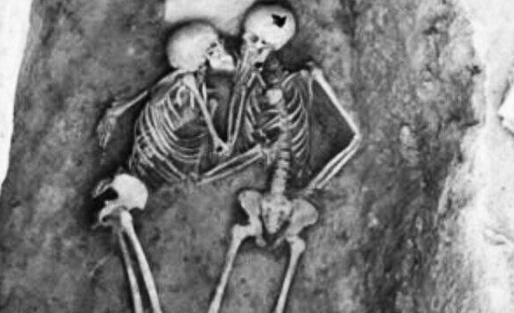 Pose kerangka Hasanlu Lovers yang ditemukan di situs Teppe Hasanlu (Wikipedia)