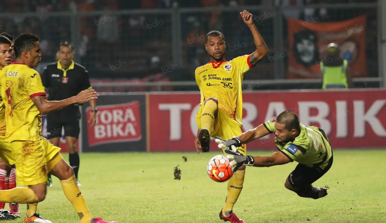 Pemain Sriwijaya FC, Hilton Moreira (tengah) berebut bola dengan kiper Persija, Andrytani pada laga Torabika SC 2016 di Stadion Utama Gelora Bung Karno, Jakarta (24/6/2016). Sriwijaya unggul sementara 1-0. (Bola.com/Nicklas Hanoatubun)