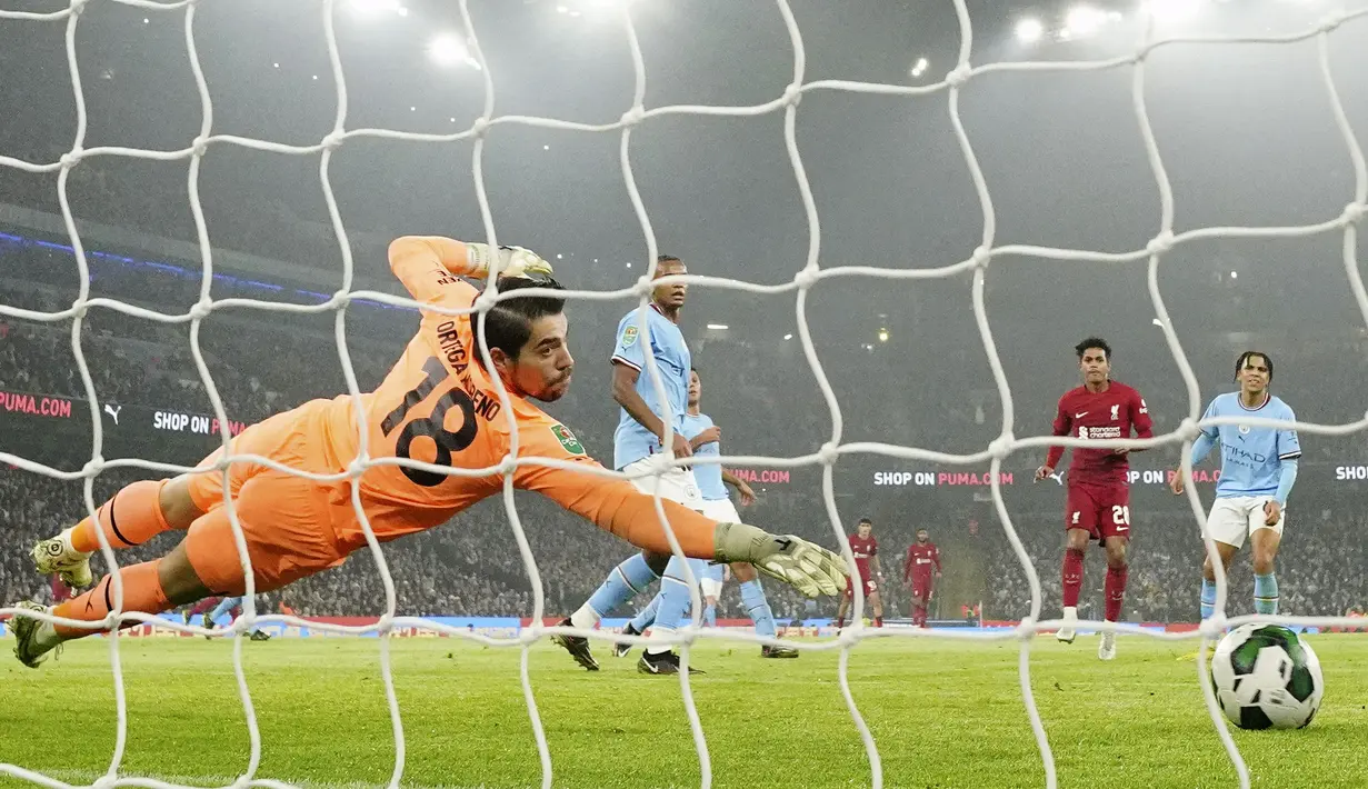 Manchester City sukses mengandaskan Liverpool dalam partai putaran keempat Carabao Cup 2022/2023 yang digelar di Etihad Stadium, Jumat (23/12/2022). City menaklukkan The Reds dengan skor tipis 3-2. (AP Photo/Jon Super)