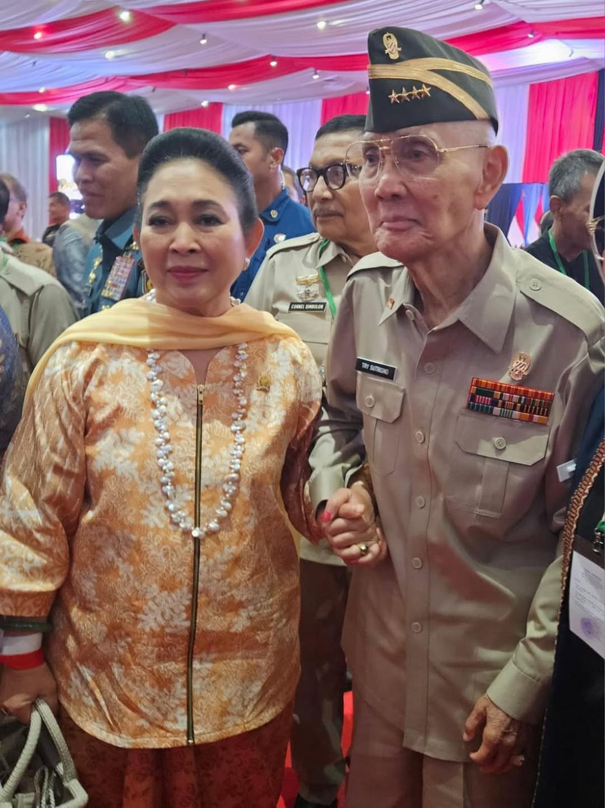 Titiek Soeharto Gandeng Jenderal Sepuh Try Sutrisno saat Turun Tangga